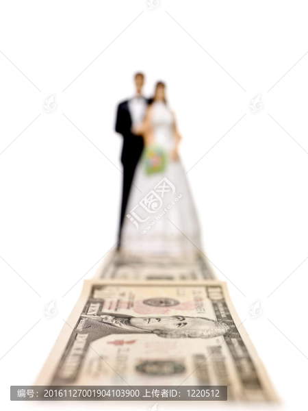 新婚夫婦面前一元鈔票