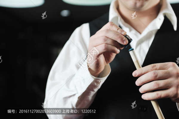 年輕人玩臺球游戲