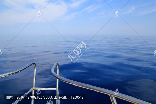 船航行藍(lán)色平靜海洋海弓欄桿