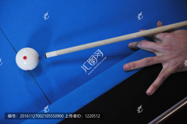 年輕人玩臺球游戲