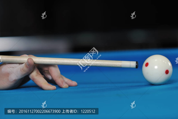 年輕人玩臺(tái)球游戲