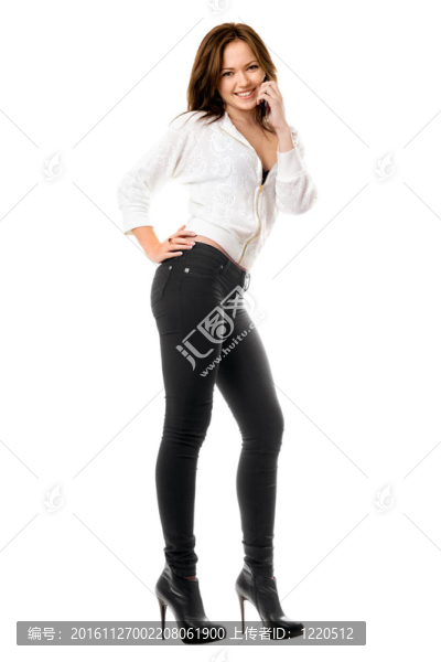 微笑的俏皮女人在電話里交談