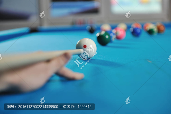 年輕人玩臺(tái)球游戲