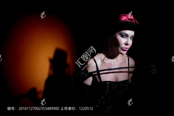 黑色的女士帶著鞭子