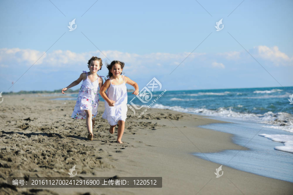 可愛的小女孩在海灘上跑步