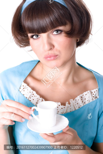 喝著一杯咖啡的女人