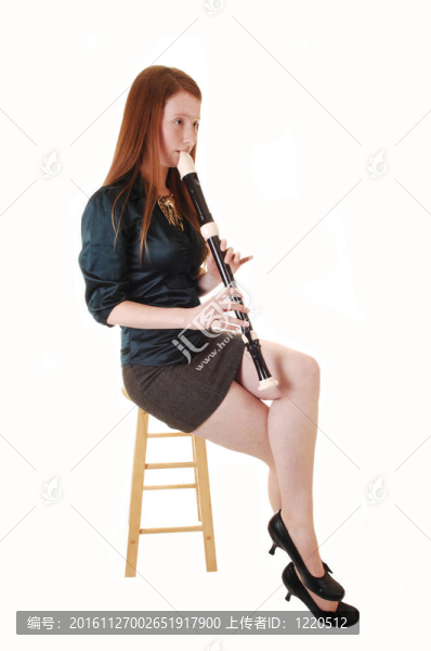 吹長笛的女孩。