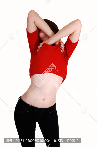 女孩拿毛衣。