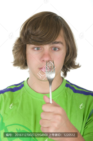 少年看著一個插頭
