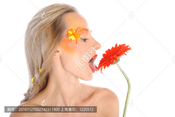 年輕的女人舔花