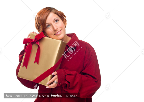 漂亮的紅頭發(fā)女孩與包裝禮品孤立