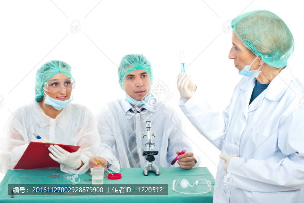老師給學生們展示管