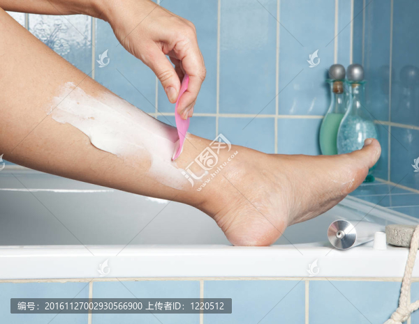 刮她的腿