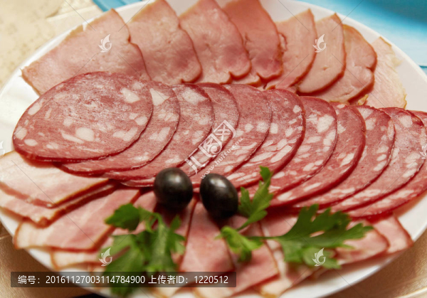 板上的火腿和香腸