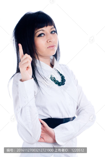 迷人的年輕女子用手指向上