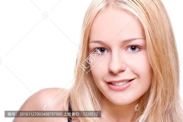 漂亮的女人穿著一件衣服