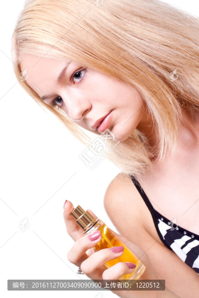 美麗的女人在一個(gè)有香水的衣服