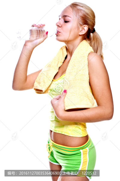 拿著一瓶水的女人