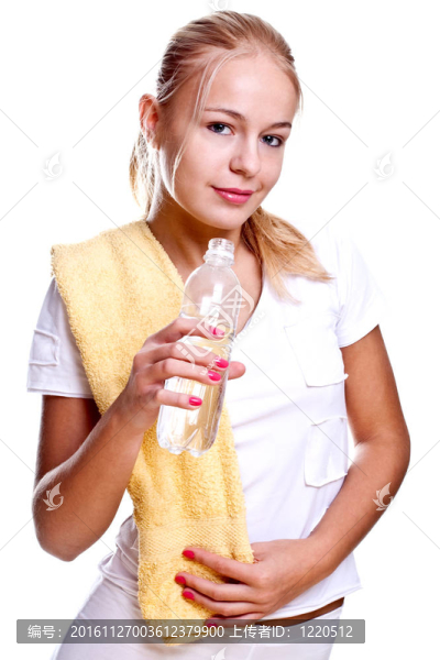 拿著一瓶水的女人