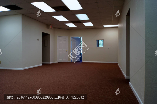空蕩蕩的辦公室室內(nèi)
