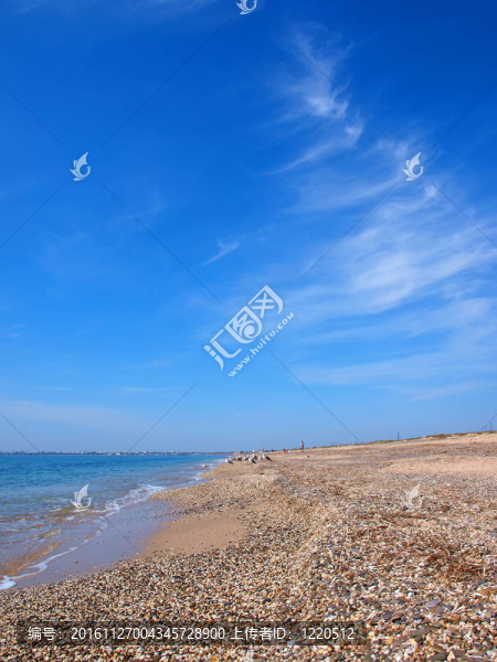 藍(lán)色的天空和一片海岸