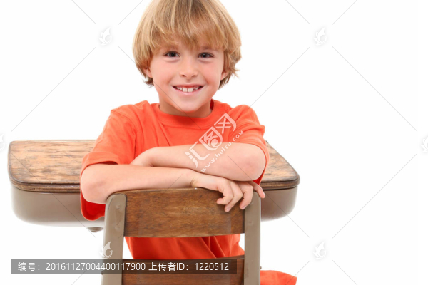 課桌里的學校男孩