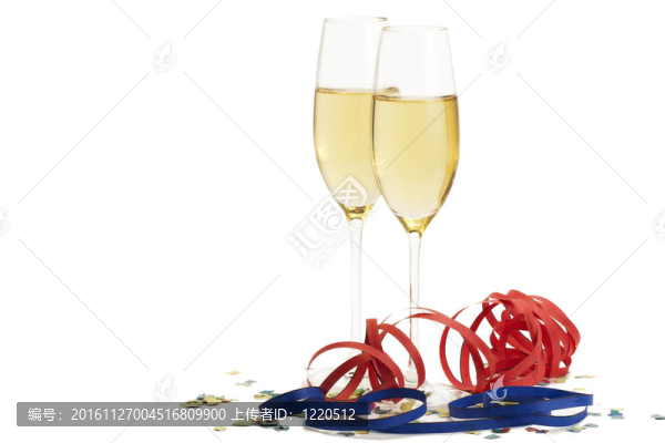 與白色背景的紙屑吹出和兩香檳酒杯