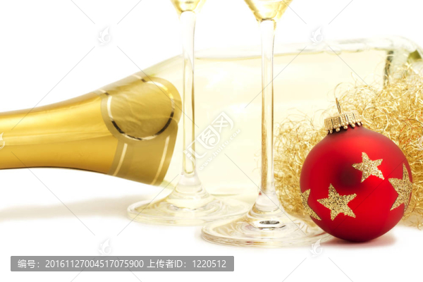 紅色圣誕舞會前天使頭發(fā)；兩個香檳酒杯底部和香檳酒瓶白色背景