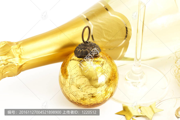 一個金色的圣誕舞會，底部有香檳酒杯和白色香檳酒瓶