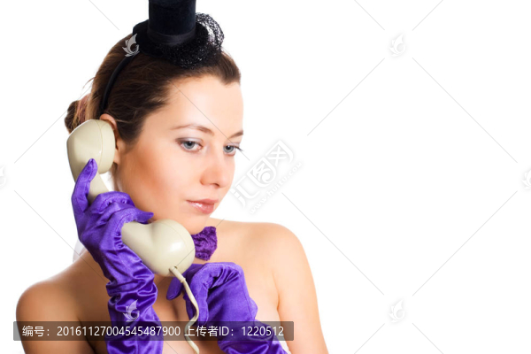 在緊身衣和小帽子打電話的女人