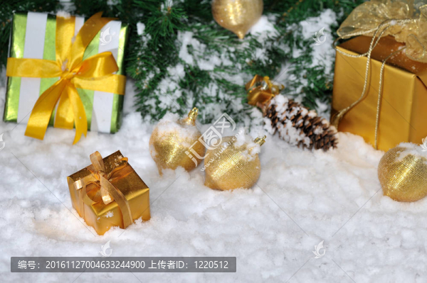 在雪上的金色圣誕節(jié)