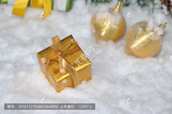 在雪上的金色圣誕節(jié)
