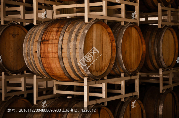 地窖里的酒桶