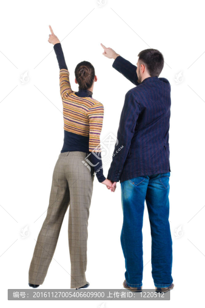 指著墻的年輕夫婦。后視圖。