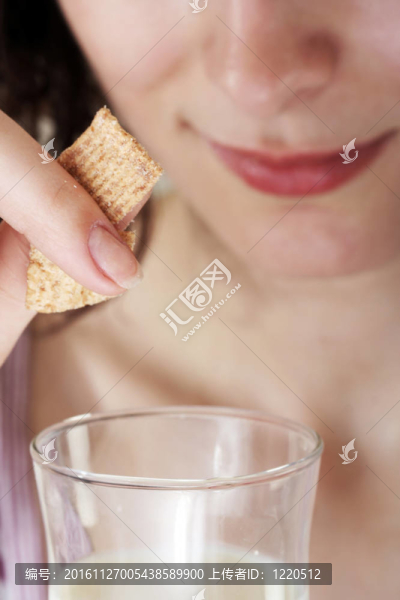 年輕人用谷物吃牛奶