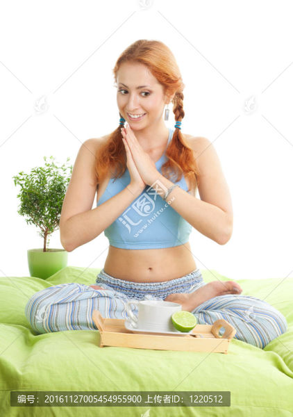 有茶的瑜伽女人