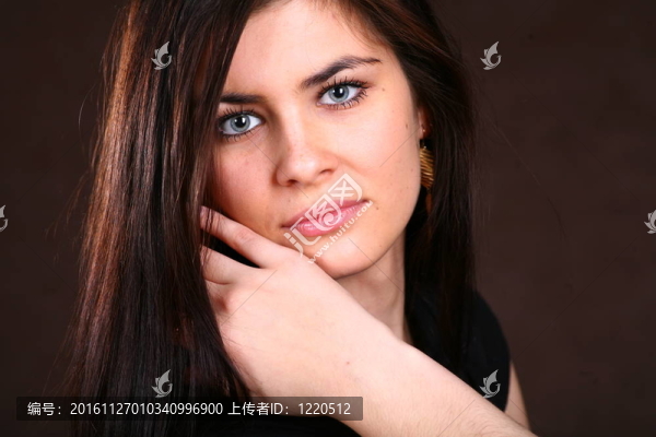 黑發(fā)女人與健康的頭發(fā)