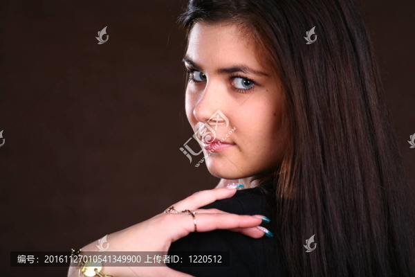 黑發(fā)女人與健康的頭發(fā)