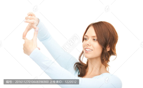 可愛的女人用手指創(chuàng)造一個(gè)框架