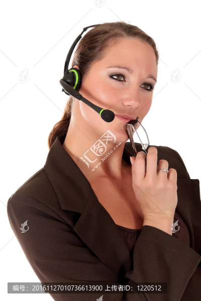 幫助辦公桌的女人交流