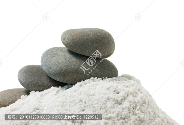一小撮海鹽中的鵝卵石