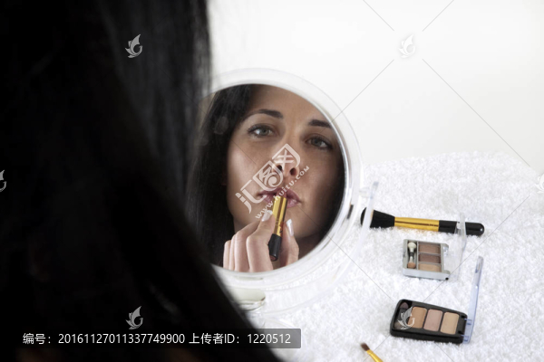 女人化妝