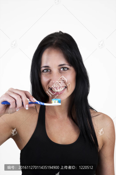 婦女刷牙