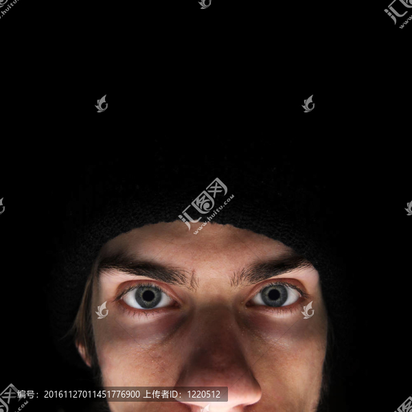 年輕人穿著黑色的無檐帽
