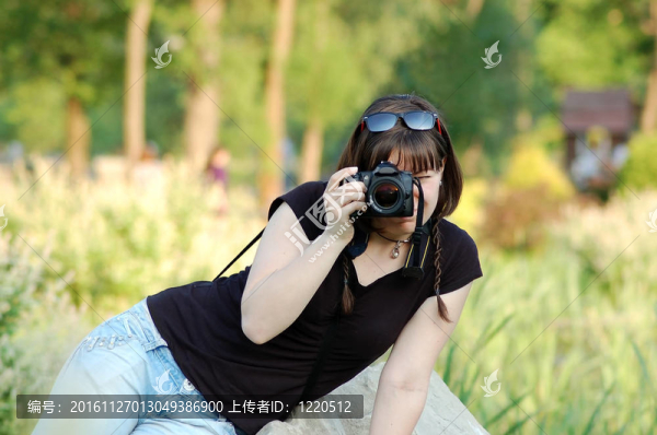 Yong女?dāng)z影師與相機(jī)在公園