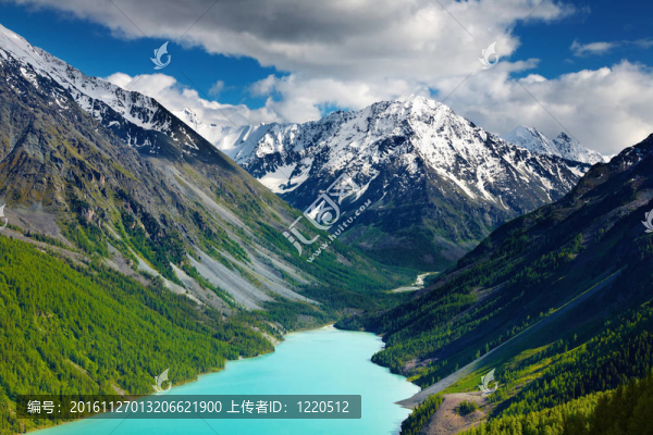 山上的湖