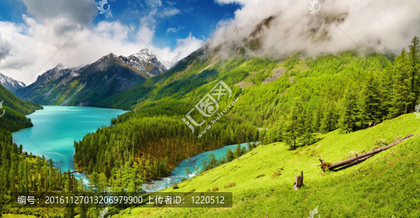 山上的湖