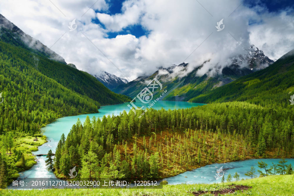 山上的湖