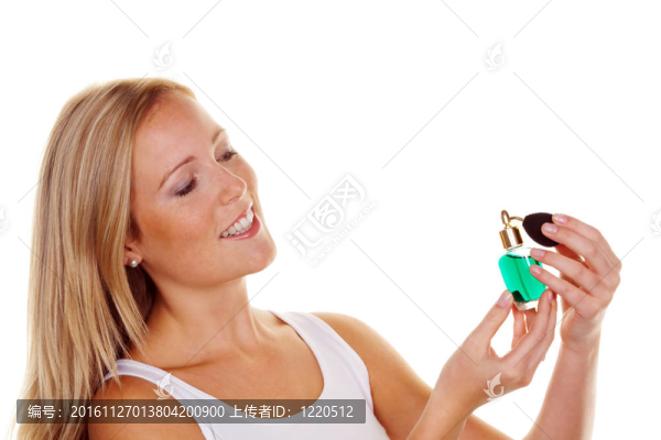 帶香水瓶的年輕女人