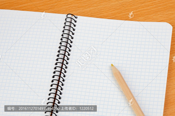 筆記本上的鋒利的鉛筆
